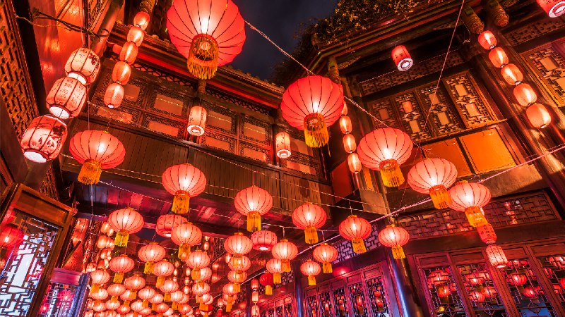 点亮一盏明灯，愿您万事顺意！锦里街上悬挂的红色中国灯笼，成都，中国四川省 (© Philippe LEJEANVRE/Getty images)
