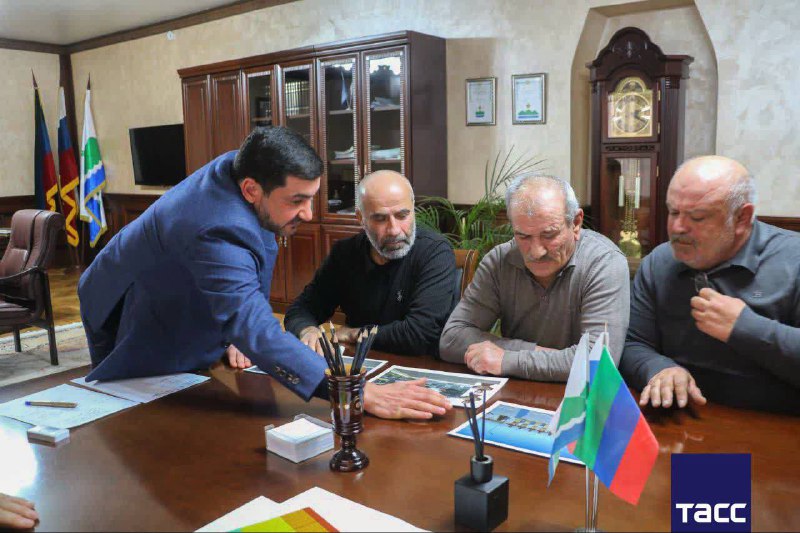 👔 Власти Дербентского района Дагестана реализуют проект по установке бюстов пяти участников СВО, четверо из которых - Герои России - продолжают службу. фото