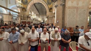 התושבים מקיימים את תפילת ערבית באולם התפילה אל-קיבלי במסגד אל-אקצא המבורך.