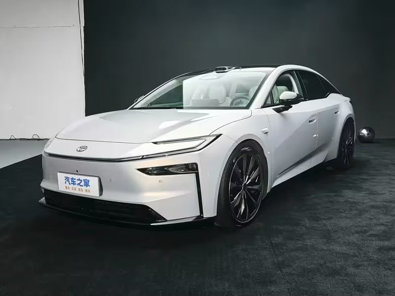 Toyota в Китае удивила ценой: электроседан уровня Camry будут продавать примерно за ₽1,6 миллиона.