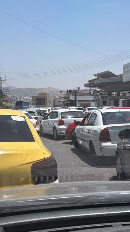 מכלית בנזין מגיעה לתחנת הדלק כנען ברחוב אלחיסבה, מזרחית לשכם.