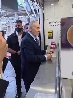 🔴 בנימין נתניהו הגיע לרחובות תל אביב כדי לקנות פלאפל תוך התגרות במנהיג רפובליקת הסלמי, הנסתר מעיני הציבור.