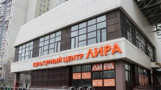 Пятеро детей едва не задохнулись из-за искусственного дыма во время выступления в культурном центре "Лира" в Москве.ЧП произошло на бульваре Адмирала Ушакова. Во время концерта "Радуга талантов" пустили искусственный туман, после чего дети начали задыхатьс