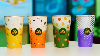 Во «Вкусно — и точка» появятся стаканы-хамелеоныОни выполнены в нейтральной расцветке, и их палитра проявляется при контакте с холодом. Если добавить холодный напиток, стакан поменяет оттенок с нейтрального на оранжевый, жёлтый, зелёный или фиолетовый.Спец