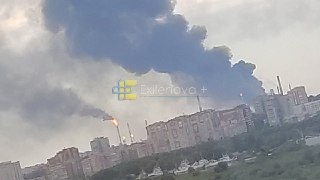 ФСБ отчиталась о задержании омичей, опубликовавших видео атаки дронов на крупнейший в России НПЗРегиональные управления ФСБ и МВД составили два протокола на жителей Омска, которые опубликовали в соцсетях видео атаки беспилотников ВСУ на местный нефтеперера
