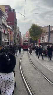 אישה בטקסים, שהשתמשה בטלפון הנייד שלה, התעלמה מפעמון האזהרה של החשמלית הנעה ודחפה את עגלת התינוק שלה לפני ה…