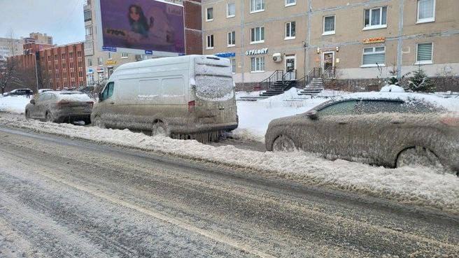 Лёд сковал машины петербуржцев после разлива воды на Звёздной в Питере. 3