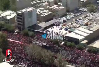 צילומי אוויר של שני מיליון המשתתפים ברחובות טהראן להשתתף בהלווייתו של ההרוג חמינאי.