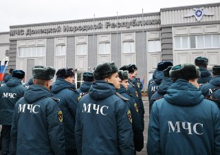 Военнослужащим МЧС хотят разрешить применять силу и огнестрельное оружиеВоеннослужащим спасательных формирований МЧС хотят разрешить применять физическую силу и огнестрельное оружие при выполнении служебных задач. Законопроект при условии доработки одобрил