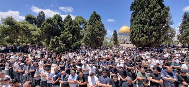 הו אלוהים, כבד את האיסלאם והמוסלמים, והגן על המסגד שלנו מידי הכופרים, הציונים הלא מוסריים.