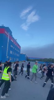 Според местните медии руските сили са ударили клон на Нова Поща в района на Виниция в Украйна, използвайки дронове Шахед.
