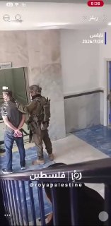 הרגע בו נעצר הצעיר, מג'ד אסידה, באמצע בית החולים המתמחה בשכם לאחר שהסתערו עליו. הוא אח של שני ההרוגים, "איב…