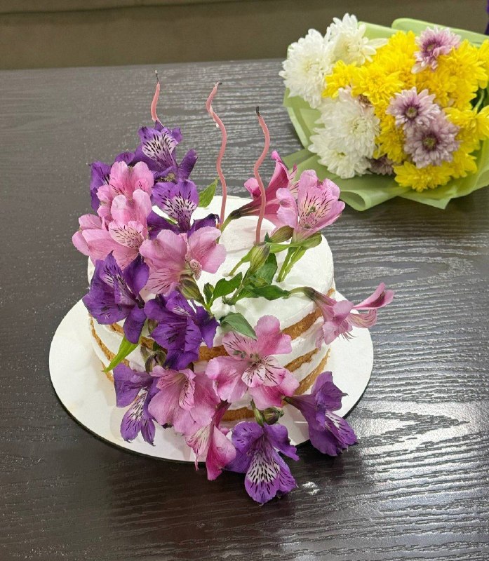 ادبگاه: و در میان این همه ازدحام دلگیر زمانه هنوز دلمان به ذره ای زندگی خوش استو به عزیزانی که این خوشی را یادآوری می کنند .با س