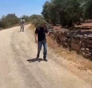 צבא הכיבוש מאבטח מתקפה של מיליציות מתנחלים בפאתי הכפר טורמוס איה, מצפון לרמאללה, ומגרש את התושבים מהמקום.