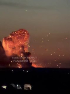 В районе Житомирской трассы под Киевом произошел мощный взрыв и начался пожар, пишут местные паблики.  По неподтвержденной информации, взрыв мог произойти в результате атаки беспилотников.