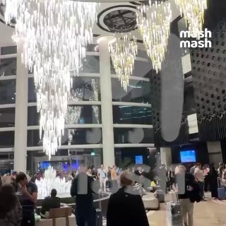 Часть пассажиров из аэропорта везут в ближайшие отели. Люди стоят в огромных очередях на заселение.На кадрах — толпа у стойки в пятизвёздочном Marriot Marquis рядом с аэропортом.❗ Подписывайся на Mash в МАХ