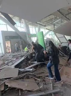 לפחות 20 בני אדם נהרגו לאחר רעידת אדמה בעוצמה 7.4 פקדה את קולומביה, לפי רויטרס. סרטון משדה התעופה פריירה.