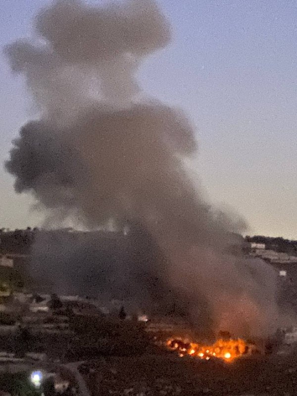 התפרצות שריפה; כתוצאה מהפצצת חיל האוויר של הכיבוש, נבנה בית בפאתי העיירה חריס, מדרום ללבנון.