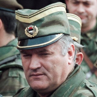 Умер Ратко Младич, сообщает сербский телеканал Informer. Ему было 84 года.Младич — бывший командующий армией боснийских сербов. В 2017 году Гаагский трибунал приговорил его к пожизненному заключению по обвинениям в преступлениях против человечности и геноц