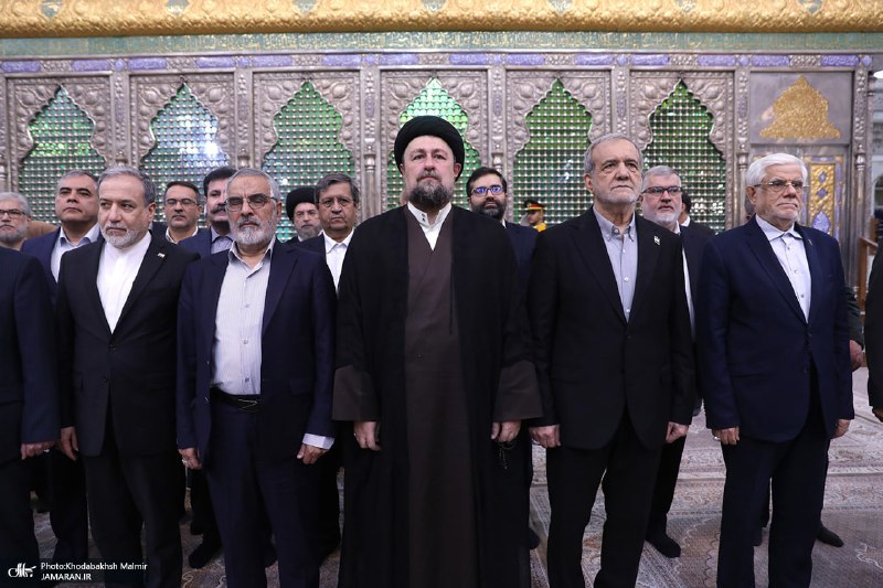 جماران: 📷 تجدید میثاق رئیس‌جمهور و اعضای دولت با آرمان‌های حضرت امام خمینی 🔹به گزارش جماران، رئیس جمهور و اعضای دولت، در آغازین 