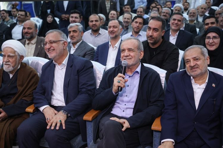 روزنامه ایران: ⭕ امشب ساعت ۲۲ از شبکه خبر تماشا کنید🔹پخش آیین «خشت گذاری همزمان ۱۰ مجتمع آموزشی در شهر تهران» با حضور دکتر پزشکیان امشب
