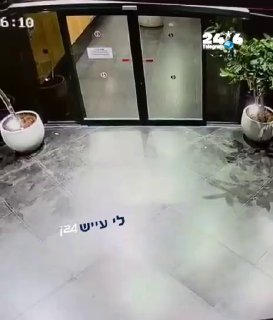 🇮🇱 תיעוד ממצלמות האבטחה: אלמוני רעול פנים משליך לבנה לעבר דלת הכניסה לאולפני חדשות 12, מנפץ אותה - ונמלט…