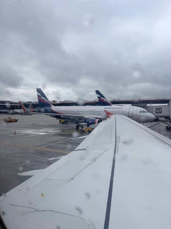 Сгонял в Москву! За два полных дня успел побегать по всей Москве: заехать в пару компаний и провести им лекцию: как надо делать AI Coding; поучаствовал в эфире про продуктового разработчика; поучаствовал в качестве члена Программного Комитета в Agentic Dev Conf. Это, конечно, было основным событием, ради которого я летел в Москву и проходил фашистские досмотры в аэропортах. Мероприятие получилось очень крутым! Все участники, с которыми я общался, рассказывали, что это мероприятие ощущалось как глоток свежего воздуха среди других dev конференций; и было наполнено реально полезными и интересными докладами. И тут, кстати, стоит отметить, что в этом заслуга членов Программного Комитета (моей лично в меньшей степени, но у других ребят - в большей) - читать килотонны ai slop заявок и выискивать среди них алмазы 💎. Многие люди думают, что если они прогонят свой текст через ChatGPT, то это добавит им качества и позволит отличиться от конкурентов (ближе к мероприятию у нас было несколько десятков заявок на одно место!). Но это не так. Пожалуйста, пожалейте людей, которые читают эти заявки 🙏Успел развиртуализироваться со многими ребятами, очень рад этому! И еще с бОльшим количеством, конечно, не успел! Ну, в следующий раз обязательно увидимся!Лайк, репост,Тимур Хахалев про AI Coding, подписывайтесь!Сгонял в Москву! За два полных дня успел побегать по всей Москве: заехать в пару компаний и провести им лекцию: как надо делать AI Coding; поучаствовал в эфире про продуктового разработчика; поучаствовал в качестве члена Программного Комитета в Agentic Dev Conf. Это, конечно, было основным событием, ради которого я летел в Москву и проходил фашистские досмотры в аэропортах. Мероприятие получилось очень крутым! Все участники, с которыми я общался, рассказывали, что это мероприятие ощущалось как глоток свежего воздуха среди других dev конференций; и было наполнено реально полезными и интересными докладами. И тут, кстати, стоит отметить, что в этом заслуга членов Программного Комитета (моей лично в меньшей степени, но у других ребят - в большей) - читать килотонны ai slop заявок и выискивать среди них алмазы 💎. Многие люди думают, что если они прогонят свой текст через ChatGPT, то это добавит им качества и позволит отличиться от конкурентов (ближе к мероприятию у нас было несколько десятков заявок на одно место!). Но это не так. Пожалуйста, пожалейте людей, которые читают эти заявки 🙏Успел развиртуализироваться со многими ребятами, очень рад этому! И еще с бОльшим количеством, конечно, не успел! Ну, в следующий раз обязательно увидимся!Лайк, репост,Тимур Хахалев про AI Coding, подписывайтесь!