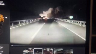 Tesla спасла водителя в условиях нулевой видимости — автопилот заметил перевёрну