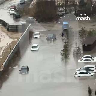 Первоапрельский пранк от погоды в Волгограде — месячная норма осадков за 17 часов. Машины скользят по дорогам вплавь, местные надели галоши, дождевики и противогазы (береженого бог бережёт), транспорт тонет в лужах. Таковы последствия кавказского циклона и