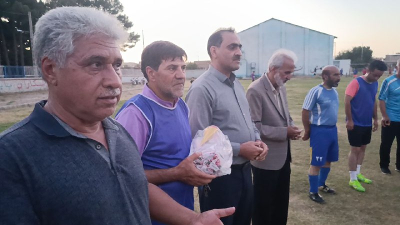 اخبار عصر گناباد: حضوررییس اداره ورزش وجوانان در جمع پیشکسوتان قصبه شهر علی اصغر اکبری رییس اداره ورزش و جوانان باتفاق تعدادی از پیشکسوتان