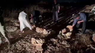 מתנחלים חוסמים את הכניסה הראשית המובילה ליישוב צפון ירזא, מצפון מזרח לתיאסיר, מזרחית לטובאס.