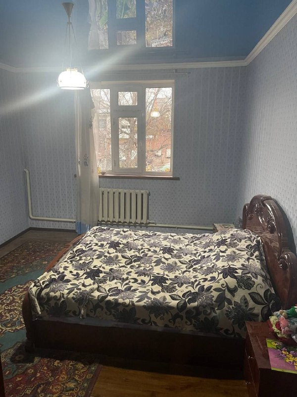 #Яккасарайский_район #Дом Сдается просторный дом в центре города.Ориентир: гост. Россия. На 2 этаже три спальни, душевая и туалет. На первом фойе, зал, переходящий в кухню . Два туалета и ванна. Цена