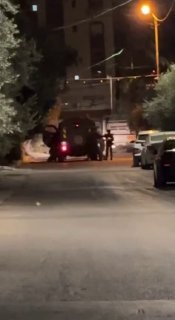 כוחות ישראל הישראליים עוצרים פלסטיני בזמן שהסתערו על העיר קלקיליה, בצפון הגדה המערבית .