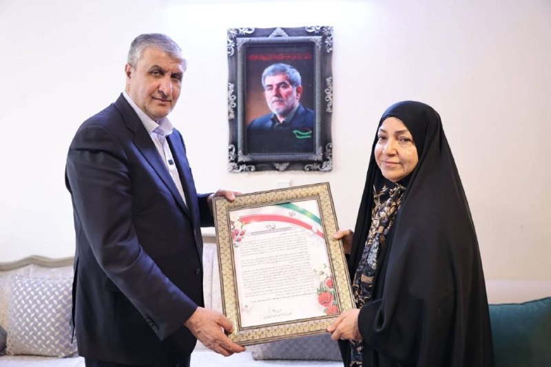 خبرگزاری ایرنا: همزمان با هفته دولت انجام شد؛🔸دیدار معاون رییسجمهور با خانواده شهید «دکتر فریدون عباسی» 🔹محمد اسلامی با حضور در منزل شه