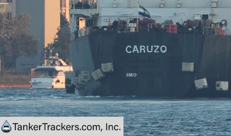 📸 מכלית צי הצל הרוסי CARUZO, הנושאת ~ 1 מיליון חביות של נפט גולמי דרך הבוספורוס, נצפתה עם רשתות נגד מל"טים…