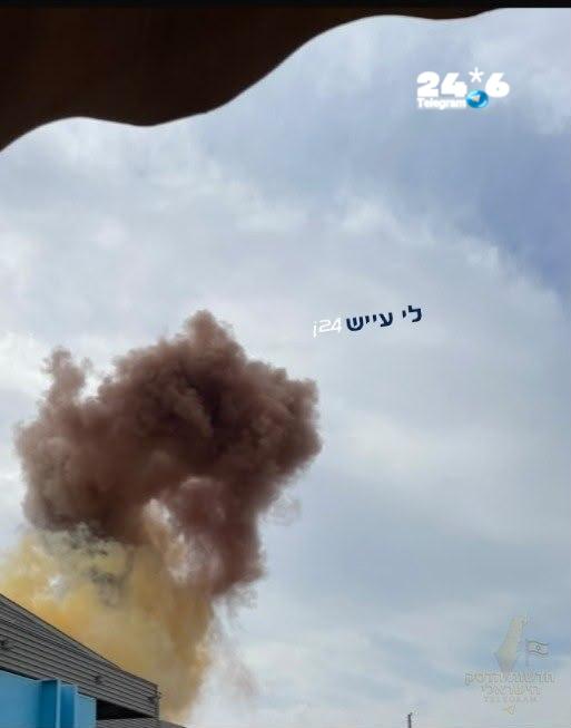 🇮🇱 The moment of the explosion in Kiryat Gat - two injured people were evacuated from the scene while they were unconscious. Lee Aish - Police and Criminals i24.