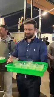 🔴 פעיל התקשורת האמריקאי ג'קסון הינקל מפיץ סירופ נזרי במוסלי, טהראן