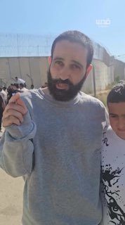 "הם שברו את רגליו של אסיר נכה".