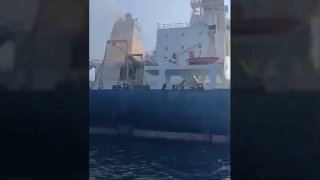 טנקית-על שנשאה יותר מ-2 מיליון חביות נפט התפוצצה ועלתה באש במצר הורמוז, כך דיווח צי משמרות המהפכה.
