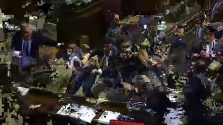 הפרלמנט הארמני הפך לזירת אגרוף הסכסוך הפיזי בין נציגי מפלגת השלטון "קאדאט אזרחית" והאופוזיציה "ארמניה החזקה…