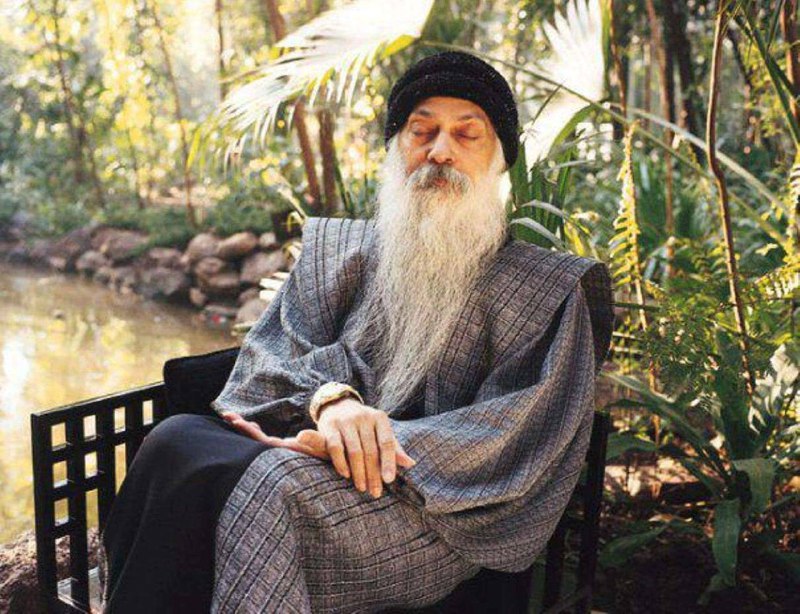 استاد الهی قمشه ای: ❣خدا چیست؟ این پرسشی است که از چند ذهن برخاسته است؟دیروز مرد جوانی همین را از من میپرسید،و این پرسش به گونهای است كه گ
