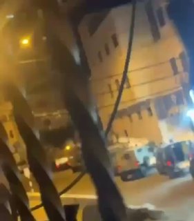 סרטון של היבט נוסף של כוחות הכיבוש המתמשכים מסתערים על מחנה קלנדיה, מצפון לירושלים הכבושה.