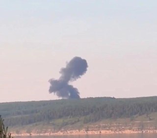 Командир корабля Ту-22М3 вышел на связь. По данным Mash, экипаж выжил после крушения в Иркутской области.Пилоты до последнего уводили борт от населенного пункта. Самолёт рухнул в поле, после чего начался пожар. В Минобороны РФ заявили, что всё произошло во