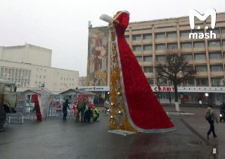 Открываем хит-парад предновогоднего кринжа Снегурочкой без головы из Орла за 17 миллионов бюджетных рублей. Первоначальный целый вариант не понравился местным и чиновникам пришлось переделывать.голову мне не еб*те😋 Подписывайся на Mash