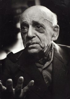 Павел Григорьевич Антокольский (1896—1978) — «Мы все, лауреаты премий...» Мы все, лауреаты премий, Врученных в честь него, Спокойно шедшие сквозь время, Которое мертво. Мы все, его однополчане, Молчавшие, когда Росла из нашего молчанья Народная беда. Таивш