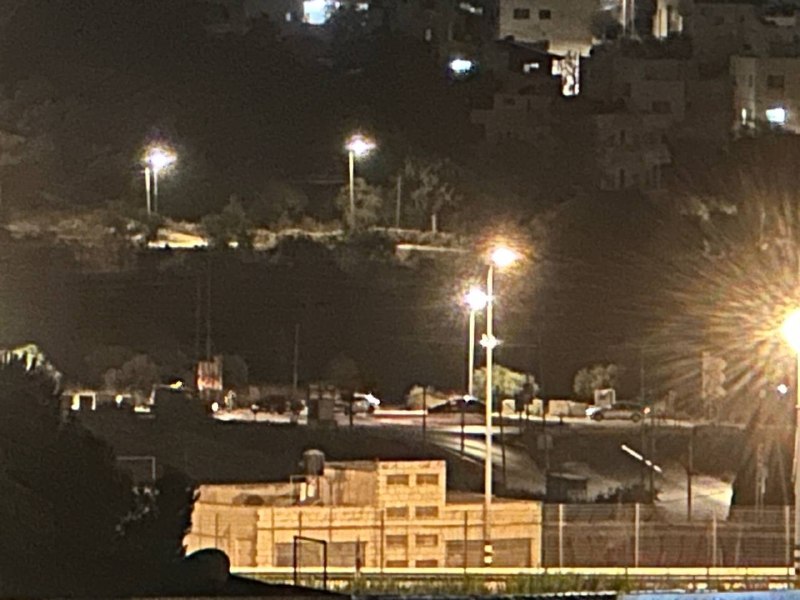 כוחות הכיבוש עוצרים כלי רכב פלסטינים בכניסה לעיירה ביתא מדרום לשכם.