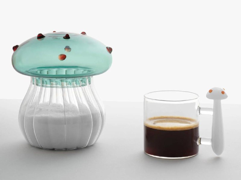 Нашлась стильная кофейная пара Alice в минималистичной форме, но с забавной ручкой в виде белого гриба с акцентными красными точками. В такой кружк... - изображение 1 - нашлась, стильная, кофейная