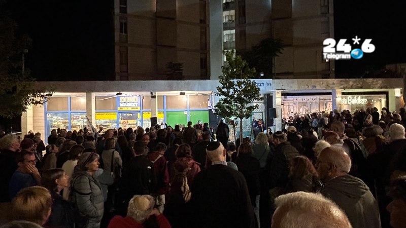 🇮🇱 A memorial ceremony for October 7 was held tonight in Jerusalem at the initiative of the local protest headquarters and in cooperation with the "October Council". Moshe Shapira, the late Aner's father: "The struggle for the return of the kidnapped was a struggle for the sanctity of life. That's what Aner did in Migonit and that's what we all have to do - choose life." Credit.