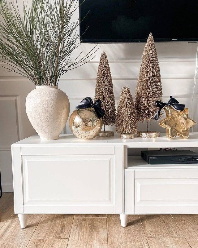 Волшебное новогоднее сочетание стильного белого, блестящего золотого и природного зеленого цвета в деталях праздничного интерьера Белый придают обр... - изображение 4 - белый, цвет, telegram