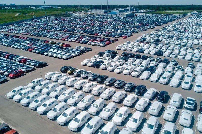 Российские дилеры застряли с полумиллионом непроданных автомобилей